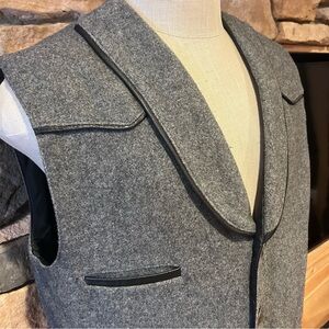 Wyoming Traders Gray Vest with Black Lining men’s size large.
